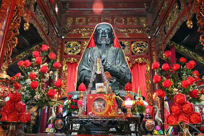 quan thanh temple tran vu statue